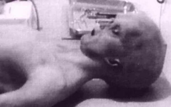 <b>Otopsi Edilen Ufo:</b> ngiliz film yapmcs Ray Santilli, 1947'deki film gsterimi srasnda UFO arpmas srasnda paralanan bir uzayly 'gerekmi' gibi sundu.