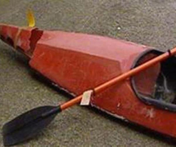 Kendisini l Gsterdi: ngiltere'de 2002'deki kano kazasnda ld sanlan bir kiiyle ei, sigorta irketini yaklak yarm milyon dolar dolandrd. John Darwin, iinde bulunduu bor batandan kurtulmak iin kendini kano kazasnda lm gibi ilan ettirdi.