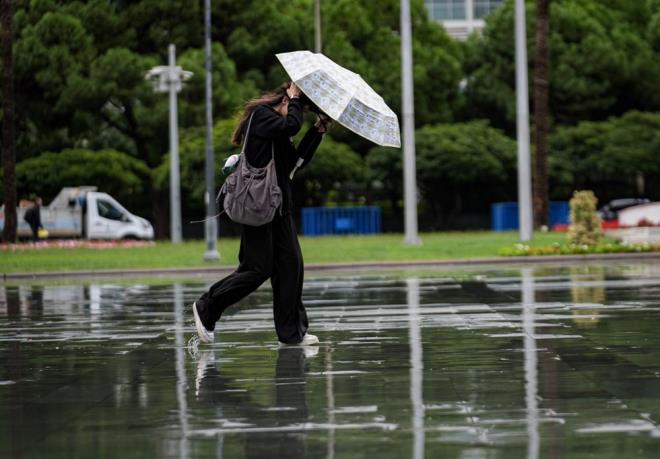 <p>Meteoroloji Genel Mdrl'nden (MGM) yeni uyar geldi.</p>  <p>Bugn stanbul'un ile ve Beykoz ileleri, Kocaeli il geneli ve Sakarya'nn Kaynarca, Karasu ve Kocaali ilelerinde kuvvetli ve gk grltl saanak bekleniyor.</p>