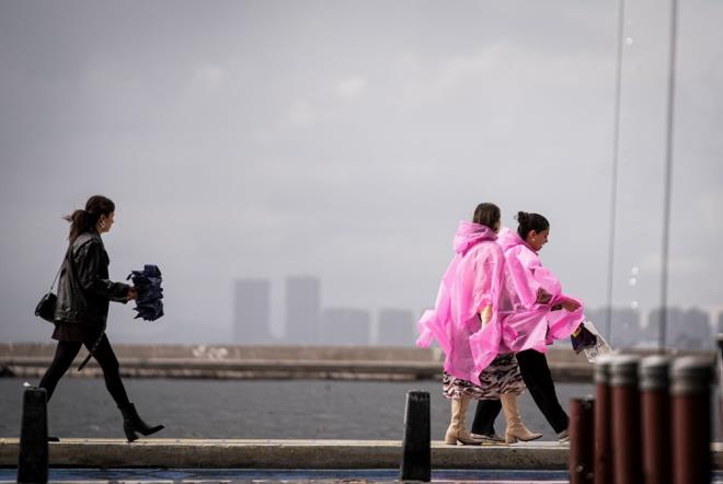 stanbul Valilii de vatandalar uyard. Valilii aklamasnda "Sel, su baskn, yldrm, ya annda kuvvetli rzgar, ulamda aksamalar gibi olumsuzluklara kar dikkatli ve tedbirli olunmaldr." ifadeleri kullanld.