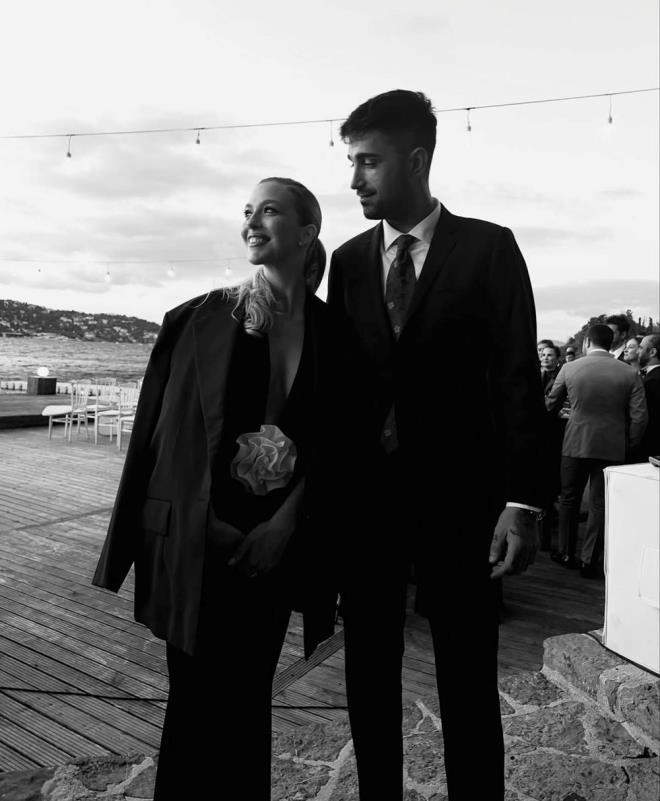 <h2 class="womanpage-gallery-detail-sub-title womanpage-gallery-detail-card-frame--sub-title">EVLLK YIL DNMNDE AKA GELD</h2>              <p class="card-text gallery-page-hero-card-text">te yandan birka gn nce do Tatlses ile 4'nc evlilik yl dnmn kutlayan efkatli, paylamna evlendikleri tarihi not dm ve zdemir Asaf'n "Bir sevgiyi anlamak, bir yaam harcamaktr; harcayacaksn" dizelerini&nbsp;eklemiti.</p>