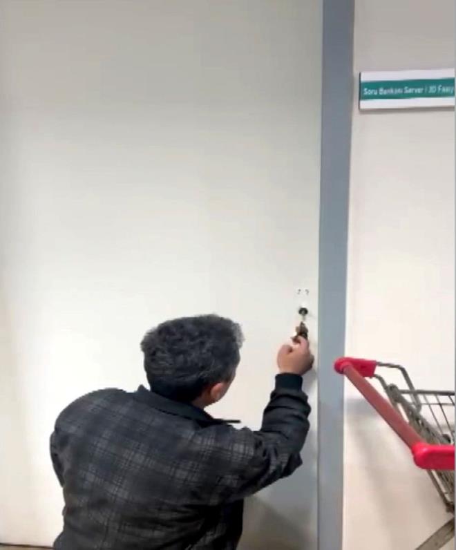 <p>Ayrca kurumun biliim sistemlerinin ileyiini kasten engellemek veya bozmaya ynelik olduu da ifade edilerek, 2547 sayl Yksekretim Kanunu'nun 53'nc maddesi b fkras, 6-c hkm ile 6-f bendi uyarnca 'kamu grevinden karma' disiplin cezas verilmesi istendi.</p>  <p>Prof. Dr. M.T.'nin kamu grevinden karlmas teklifi, YK Bakanl'na gnderildi. Prof. Dr. M.T. ise niversiteye verdii savunmasnda usulsz grnt ve ses kayd ald iddiasn reddetti</p>