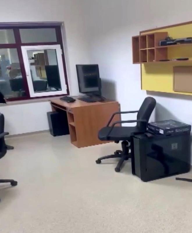 <h2 class="gallery-item-title">DSPLN SORUTURMASI AILDI</h2>                <p></p><p>Prof. Dr. M.T. hakknda niversite hastanesi gvenlik kamera sistemine dahil olmayan kamera kurmak ve sz konusu kamerayla usulsz ekilde ses ve grnt kayd almak, hastane ynetimi bilgisi dnda H2-103 numaral odann Soru Bankas Server/3D Fasiyal Analiz odas olarak kullanlmas fiilini iledii iddiasna istinaden 2547 sayl Yksekretim Kanunu'nun 53'nc maddesi uyarnca disiplin soruturmas balatld.&nbsp;</p>