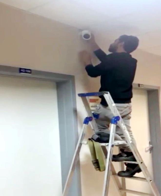 <h2 class="gallery-item-title">YZ KIZARTICI VE UTAN VERC HAREKETLER</h2>                <p></p><p>Soruturma neticesinde kamerann, gvenin ktye kullanld ve kiilerin zel hayatlarnn ihlal edildii, kamu hizmeti veya retim eleman sfat ile badamayacak nitelik ve derecede yz kzartc ve utan verici hareketlerde bulunmak fiiline uyan eylem olduu nitelendirildi.</p>