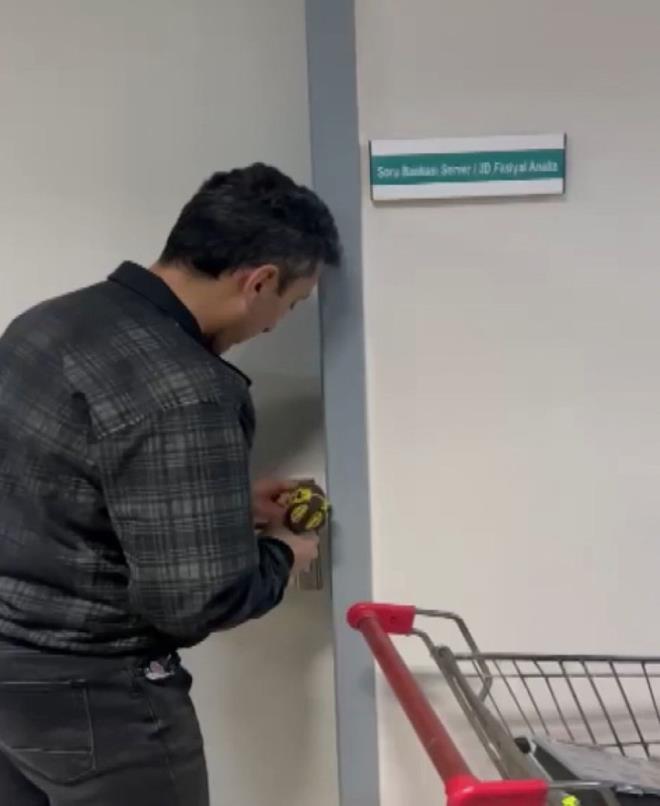 <p>A Tp Fakltesi Kulak, Burun ve Boaz Hastalklar Anabilim Dal retim yesi olan Prof. Dr. M.T. ve ayn blmde retim grevlisi Dr. M.A. tarafndan kullanlan odalarn koridor blm orta ve st ksmnda, A Hastanesi Bahekimlii'nin gvenlik kamera sistemine dahil olmayan kamera belirlendi.</p>  <p>Bu kamera ile odalarnn nnde bekleyen hastalar, aratrma grevlileri ve dier ziyaretilerin izlendii, dinlendii tespit edildi.</p>  <p>Ayrca hastanenin H bloktaki Kulak Burun Boaz Poliklinik arka koridorunda bulunan ve Prof. Dr. .O. tarafndan kullanlan odann yan tarafndaki odann da 'Soru Bankas Server/3D Fasiyal Analiz Odas' olarak kullanld tespit edildi.</p>