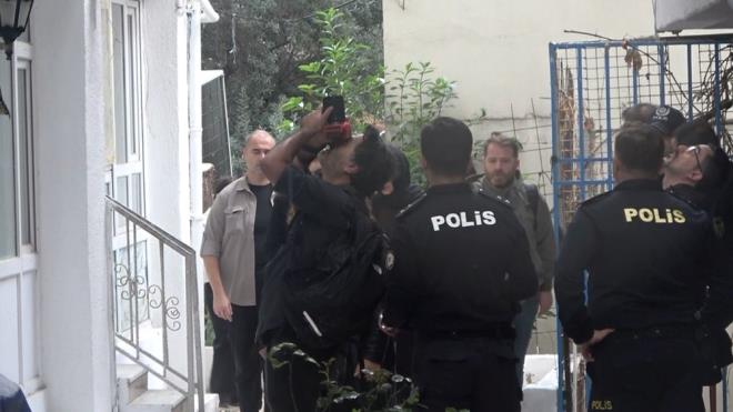 Konuyla ilgili aklama yapan ailenin avukat Rahmi elik, "Bu rapor aynen unu sylemektedir; Gll Hanm'n otopsi esnasnda alnan rneklerinde DNA profili kmamtr. Bunlar deerlendirilmi olduu zaman, dosyaya gerekli raporlar geldii zaman ksa srede maddi gerein ortaya kacana inanyoruz." dedi.