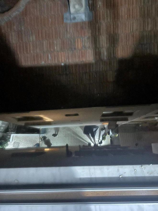 <h2 class="gallery-item-title">NE OLMUTU?</h2>                <p>Olay, 26 Eyll saat 01.30 sralarnda narck ilesi Harmanlar Mahallesi Vali Ak Caddesi'nde meydana geldi. Arabesk mziin sevilen isimlerinden arkc Gll olarak bilinen Gl Tut, altnc kattaki evinde pencereden dt. hbar zerine adrese polis ve salk ekipleri sevk edildi. Salk ekibinin kontrolnde, Gll'nn yaamn yitirdii belirlendi.</p>