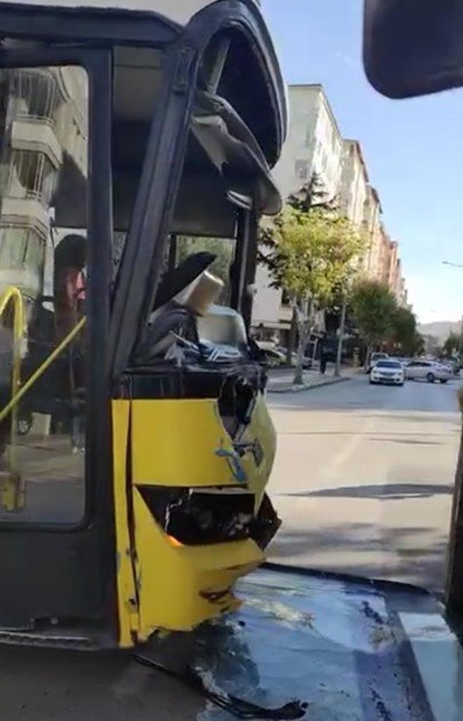 orum'da kitap fuar etkinliine giden 19 Mays lkokulu rencilerinin bulunduu orum Belediyesi'ne ait otobs, iddiaya gre tutlar Mahallesi Fatih Caddesi'nde ayn belediyenin kamyonuna yandan arpt.