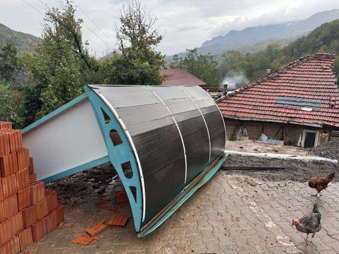 Ekiplerin ayn blgede risk tayan bir evle ilgili teknik incelemesi sryor.