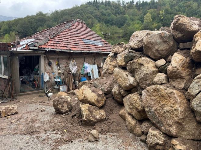 Durumun bildirilmesi zerine AFAD l Mdrl ve l zel daresi ekipleri, blgede incelemelerde bulundu.