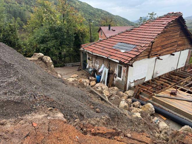 Bartn'n Kurucaile ilesi Baky ky Meryemler Mahallesi'nde yan ardndan toprak zeminde kaymaya bal heyelan meydana geldi.