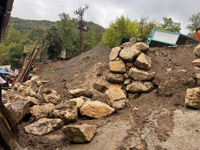 Ev sakinlerinden biri, gece saatlerinde iddetli yamur yadn ve bir saat arayla iki kez heyelan yaandn syledi.