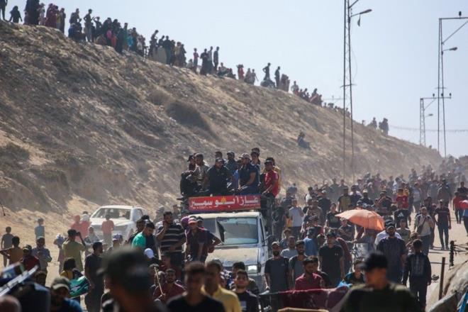 <p>Peki blgenin yeniden inaas iin ne yaplmas gerekiyor ve yeniden inaatn maliyeti nedir?</p>  <p>Msr'n raporuna gre, Gazze'nin yeniden inas iin toplam ihtiyacn 53 milyar dolar gerekli,&nbsp; bunun 3 milyar dolar "erken iyileme" iin 6 ayda kullanlmal.</p>  <p>yileme ihtiyalarnda en byk pay 15,2 milyar dolarlk toplam deerle konut sektr ald bildirilen raporda, onu her biri 6,9 milyar dolarla toparlanmaya ihtiya duyan salk, ticaret ve sanayi sektr, 2,45 milyar dolarla yol ve 1,5 milyar dolarla elektrik sektr takip ettii ifade edildi.</p>