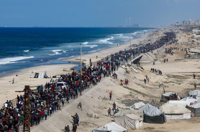 <p>Msr'n hazrlad raporda, eitim sektrnde de hasarn 874 milyon dolar, kaybn ise 3,2 milyar dolar olduu vurgulanan raporda, okullarn yzde 88'inin ykld, geri kalannn savatan kaan aileler iin geici barnaklara dntrld, ayrca 51 niversite binasnn da ykld dile getirildi.</p>  <p>Raporda, ticaret ve sanayi sektrnde ise hasarn 5,9 milyar dolar, zararn ise 2,2 milyar dolar bulduu aktarlan raporda, ulatrma sektrnde de hasarn 2,5 milyar dolar, kaybn ise 377 milyon dolar olduunun tahmin edildii belirtildi.</p>