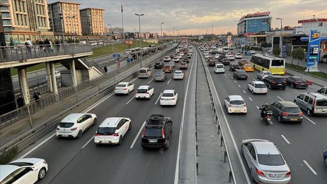 Trafik cezalarnn caydrc olmas iin almalar devam ediyor. Cezalarn eitlendirilmesi ve artrlmasna ynelik olarak Meclis'te grmeler balayacak.<br><br>Trafik cezalarnn 200 bin liraya kadar ykselmesi bekleniyor.