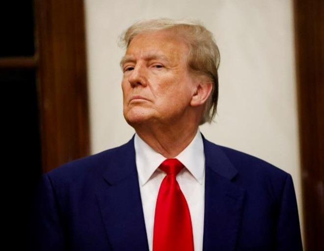 <h2 class="gallery-item-title">DEVLETLER DE NLEM ALIYOR</h2>                <p>Yapay zek endieleri yalnzca teknoloji devleriyle snrl deil.<br><br>Eski ABD Bakan Joe Biden, 2023'te yaymlad bakanlk kararnamesiyle yapay zek gelitiricilerinin gvenlik testi sonularn federal kurumlarla paylamasn zorunlu kld.<br><br>Bakan Donald Trump ise bu dzenlemeyi "yenilie engel" diyerek ksmen yrrlkten kaldrd.<br><br>Birleik Krallk, ayn yl Yapay Zek Gvenlii Enstitsn kurarak potansiyel riskleri incelemeye balad.</p>