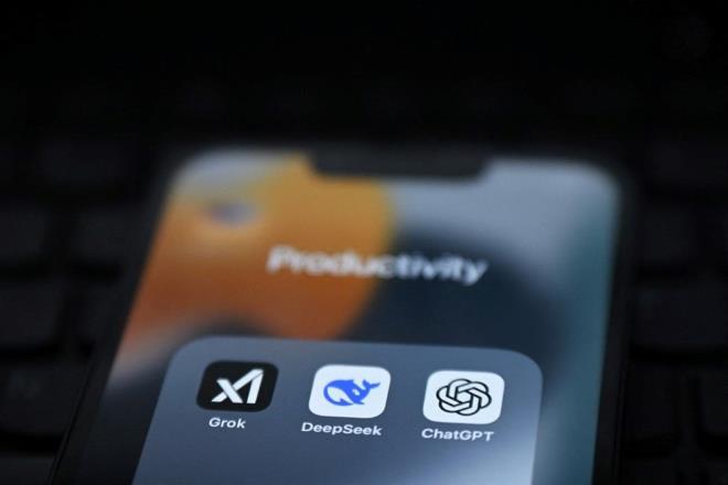 <h2 class="gallery-item-title">YAPAY ZEKA KORKUSU</h2>                <p>OpenAI'n kurucularndan lya Sutskever'in, "genel yapay zek" (AGI) gelitirilmeden nce irketin nde gelen aratrmaclar iin bir snak ina edilmesi gerektiini syledii iddia edildi.<br>OpenAI CEO'su Sam Altman, 2024'te "AGI'nin insanlarn sandndan ok daha yaknda" olduunu belirtti.<br><br>Google DeepMind kurucusu Demis Hassabis be ila on yllk bir zaman dilimi ngrrken, Anthropic kurucusu Dario Amodei, teknolojinin 2026 gibi erken bir tarihte ortaya kabileceini sylyor.<br><br>Ancak bu tahminler kadar tartma yaratan bir konu da, milyarderlerin ayn dnemde snak yatrmlarn hzlandrmas.<br><br>Teknoloji evrelerinde bu iki gelime sklkla birlikte anlyor: yapay zek devrimi mi geliyor, yoksa bir felaket senaryosuna m hazrlanlyor?</p>