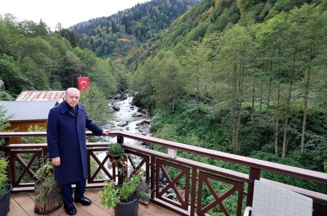 Erdoan daha sonra Gneysu'dan bindii helikopter ile dnyaca nl turizm merkezi Ayder Yaylas'na gitti.