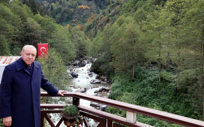 Erdoan burada, yapm tamamlanan yenileme ve koruma projesi kapsamndaki termal tesis ve konaklama birimleri ile evre dzenlemelerini yerinde inceledi.
