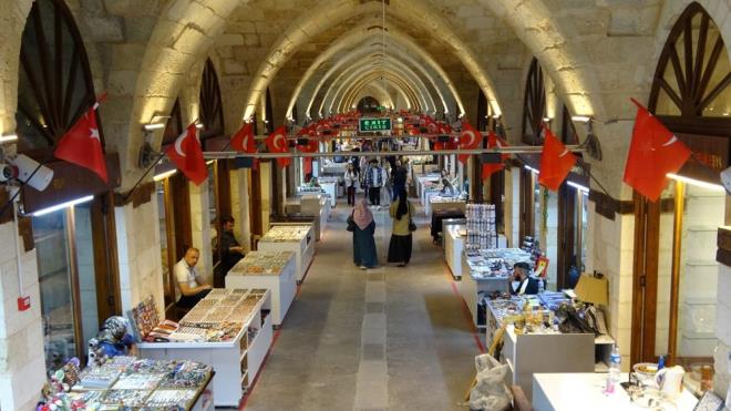 <h2 class="gallery-item-title">"GAZANTEP' OK BEENDK"</h2>                <p>Gaziantep'e gelen turistlerden eyma Erata, Gaziantep'i ok sevdiini ve gezerken keyif aldn ifade ederek, "Biz de merak edip Gaziantep'i gezmeye geldik. Gaziantep, Antep fst, baklavas ve zengin mutfayla mehur bir ehrimiz. Kltr olarak da Gaziantep'i ok beendik. nsanlar misafirperver, tarihi yerleri ok gzel ve zellikle Bakrclar ars, kale, mzeler ve hanlarn ok beendik" dedi.</p>