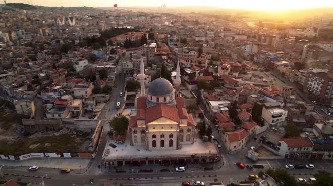Her mevsimde turistlerin ilk urak noktas olan Gaziantep, doal gzellikleri, tarihi alanlar ve zengin mutfayla da misafirlerini kendisine hayran brakyor. Gaziantep'e gelen ziyaretilerin en ok ziyaret ettii arlar arasnda yer alan ve kentin en eski ars olan Bakrclar ars ve Almac Pazar'na gelen yerli ve yabanc turistler, yaptklar alverile esnafn yzn gldrrken kent ekonomisine de byk katk salyor.