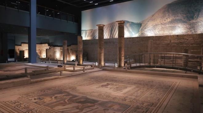 <h2 class="gallery-item-title">TURST YOUNLUU YAANIYOR</h2>                <p>Gneydou Anadolu Blgesi'ne tur dzenleyen yerli ve yabanc turistlerin gzdesi olan Gaziantep'i her yl milyonlarca yerli ve yabanc turist ziyaret ediyor. Gaziantep Kalesi ve evresinin yan sra Bakrclar ars, Almac Pazar ve tarihi hanlarn bulunduu alanlarda turist younluu yaanyor. Deniz ve kumsallaryla mehur tatil blgeleri yerine Gneydou Anadolu Blgesi'nde tarih ve kltrle i ie olan Gaziantep'i tercih eden turistler, hanlar, arlar, mzeleri camileri ve konaklar geziyor.</p>