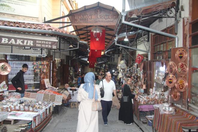 <p>Gaziantep'in her mevsimde turist aknna uradn belirten Bakrclar ars esnafndan Fikret Ylmaz ise, "Gaziantep denince akla ilk gelen yer Bakrclar ars'dr. Bakrclar ars'n gezmeyen turist 'Gaziantep'i gezdim' demesin. nk Bakrclar ars'na gelen ve gezen Bakrclar ars'na hayran kalyor. Bakrclar ars'na gelen bir daha gelmek istiyor. Gerekten de Bakrclar ars grlmesi ve gezilmesi gereken bir ardr. ok kr turistler geliyor, iimiz iyi ve satlardan da memnunuz. Tarihi, kale, hanlar, mzelerimiz gezilecek yerlerdir. Gaziantep'i gezmeden dnmek olmaz. Trkiye'de yaayanlarn mutlaka Gaziantep'i grmesi gerekir" diye konutu.</p>  <p>Adana'dan Gaziantep'i gezmeye gelen renciler ise Gaziantep'in tarihi mekanlarna, mzelerine ve lezzetlerine hayran kaldklarn dile getirdiler.<br>Zeugma Mozaik Mzesi bata olmak zere Gaziantep'in tarihi hanlarna, cvl cvl olan sokaklarna ve kale evresine hayran kaldn belirte Japon turist Tomoko Yamaguchi de Gaziantep'i ok beendiini syledi.</p>
