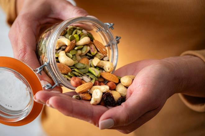 <h2 class="womanpage-gallery-detail-sub-title womanpage-gallery-detail-card-frame--sub-title">ANTEP FISTII</h2>              <p class="card-text gallery-page-hero-card-text">Antep fst protein ve lif asndan zengindir . Bu besinler enerjiyi dengeler ve itah bastrr. leden sonra yemek, bir sonraki ne kadar sizi tok ve enerjik tutacak doyurucu bir attrmalk salayabilir.<br><br><strong>KAJU</strong><br><br>Kaju fst yksek oranda inko ve demir ierir . Bu besinler baklk sistemini ve enerji metabolizmasn destekler. leden sonra tketmek, bir sonraki ne kadar sizi tok ve enerjik tutacak doyurucu bir attrmalk olabilir.</p>