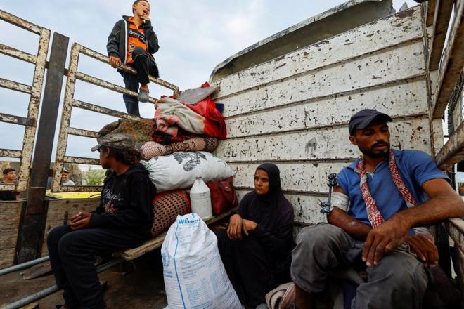 <h2 class="gallery-item-title">ANILARI VE UMUTLARI DA YIKILDI</h2>                <p></p><p>Birou, nesiller boyu anlarn sakland evlerinin ykntlar karsnda gzyalarna bouldu. Saysz Filistinli iin ykm sadece fiziksel deildi, ayn zamanda ailelerinin, tarihlerinin ve umutlarnn da yklmasyd.</p>  <p>Reuters'a konuan yerel sakinlerden Nader Emad, unlar syledi: "Enkazn zerine adm attm anda gzyalarm tutamadm. O ev bizim hayatmzd ve sahip olduumuz tek eydi. nsanlar evsiz yaayamaz. Tm aalanmalara ve hatta lme katlandk. Ne yapabiliriz? Bu bizim iin bir felaket ve hayatmz asla eskisi gibi olmayacak."</p>