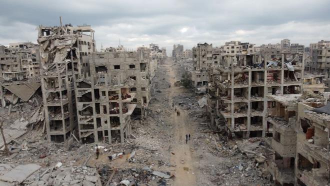 <p>srail ile Hamas arasnda atekes yrrle girdikten sonra evlerine dnen Gazzeliler, tm mahallelerin harabeye dnd byk bir ykntyla karlat.</p>  <p>srail'in 7 Ekim 2023'ten beri Gazze eridi'nde devam eden saldrlarnda 67 binden fazla Filistinli hayatn kaybederken&nbsp;evler ve yaamsal altyap da yok oldu.</p>  <p>srail Savunma Kuvvetleri cuma gn yapt aklamada, atekes anlamasnn&nbsp; yerel saatle len 12:00'de yrrle girdiini duyurdu.</p>