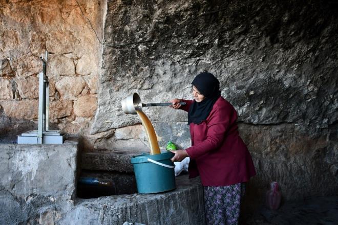 <h2 class="gallery-item-title">"PEKMEZ OLMAZSA OLMAZIMIZ"</h2>                <p>Krkat kyne bal teyaka mezrasnda yaayan Beir Demir, ilede pekmez sezonunun baladn syledi.<br><br>Pekmez mesaisinin badan zm toplayarak baladn anlatan Demir, "Pekmezi ifa amal da kullanyoruz. Ailemize yetecek kadarn kendimiz iin saklyoruz. Fazlasn da satarak aile ekonomimize katk salyoruz." diye konutu.</p>