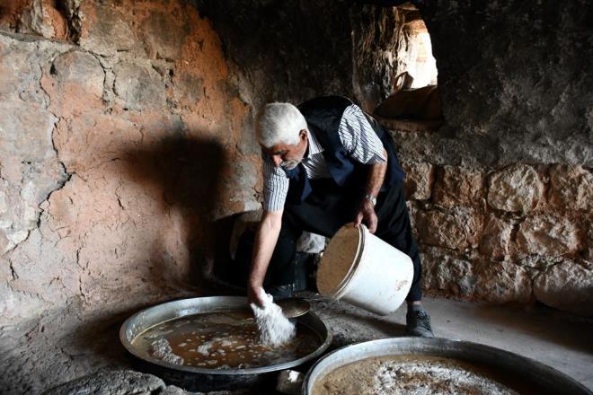 Gerc Kaymakam Muhammed zta, AA muhabirine, 2024 ylnda tescillenen mezrone zmnn marka deerinin arttn syledi.<br><br>Mezrone zmnn lezzetiyle st seviyede olduunu dile getiren zta, "Vatandalarmz bu zm sofralk olarak tketmekte ayn zamanda geleneksel yntemlerle yapt pekmez ve trevi rnlerle de bu lezzeti daha da st noktalara karyor." dedi.