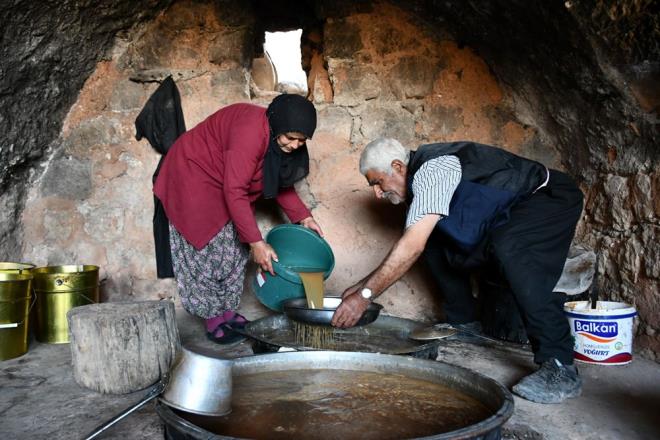 Kazanlarda kil topra eklenerek ksa bir sre kaynatlan ve kp alnan zm suyu dinlendirme kazanlarnda bekletiliyor. Daha sonra iftiler, kazanlara tekrar konulduklar zm suyunu pekmez kvamna gelinceye kadar yaklak 3-4 saat boyunca kaynatyor.
