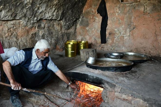 stanbul'da yaayan ve ba bozumu dneminde Krkat kyne gelen Hasan Ylmaz, unlar kaydetti:<br><br>"zm bamz var. Yaz dneminde bunlarla zamanmz geiriyoruz. Pekmez yapm bizim geleneimizdir. Pekmez, olmasa olmazmz. Badan zmleri topladm ve pekmez yaptm. Yaptm pekmezi stanbul'daki ocuklarma gtreceim."<br><br>Krkat kynde pekmez yapan kadnlardan Aye Demir de pekmez yapm iin sabah erken saatte ie baladklarn dile getirdi.<br><br>Pekmez yapmnn meakkatli olduunu aktaran Demir, pekmezi kahvaltda yourtla beraber tkettiklerini belirtti.
