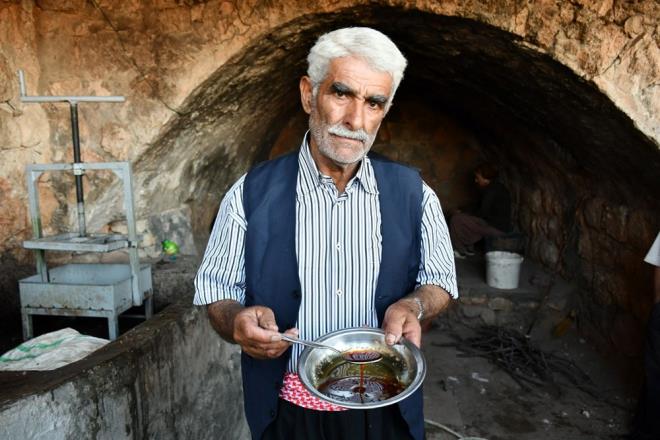 lede 40 bin dekar alanda mezrone zm retildiini bildiren zta, vatandalarn ba bozumu sezonunun balamasyla zm geleneksel yntemlerle pekmez, cevizli sucuk, pestil gibi rnlere dntrdn anlatt. zta, unlar kaydetti:<br><br>"Bu rnlerimiz gerek ifas gerek de geleneksel miras olmas hasebiyle vatandalarmzn ok tercih ettii rnler, ayn zamanda ekonomik bir deere sahip. reticilerimiz buradan elde ettikleri rnleri satarak evlerine ek gelirler salyor."