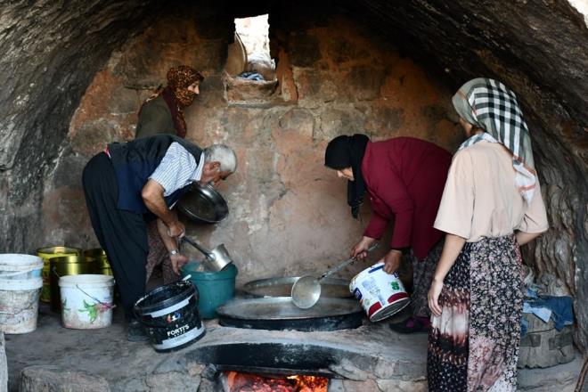 Balardan toplanan zmleri traktrlere ykleyen iftiler, skma makinelerinde ezdikleri zmn suyunu karyor.