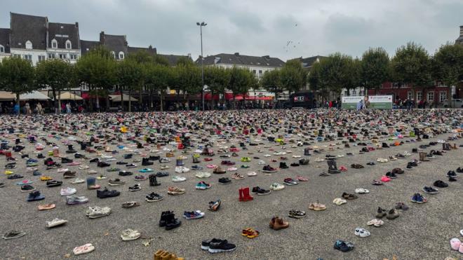 <p>Meydanda, ldrlen ocuklara ve gazetecilere dikkati ekmek amacyla srail'in saldrlarnda hayatlarn kaybeden basn mensuplarnn fotoraflar ve isimleri sergilendi.</p>  <p>Binlerce ocuk ayakkabs da meydana brakld.</p>  <p>Etkinlikte, Gazze'de hayatn kaybeden ocuklarn adlar ve yalar tek tek okundu.</p>  <p>Gnlller, meydandan geenlere Gazze'de yaananlar anlatan brorler datt, bilgilendirme yapt.</p>