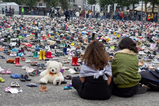 Maastricht'te bulunan lkenin en eski kilisesi Sint Servaas Bazilikas nndeki etkinlikte, Gazze'de srail'in saldrlarnda hayatn kaybeden Filistinli binlerce ocuk ile gazeteciler anld.