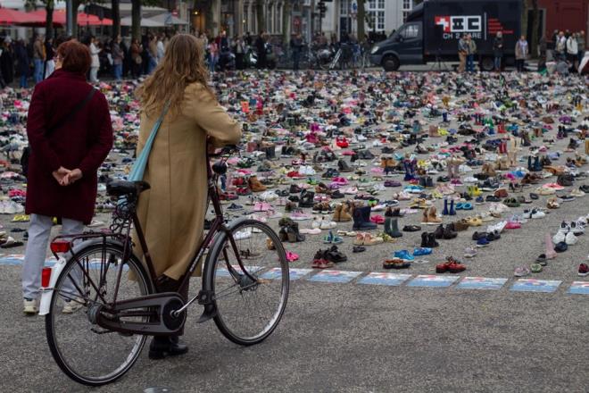 <p>Etkinlii dzenleyen Bir Zeytin Aac Dik Vakfnn yneticisi Esther van der Most, srail'in Gazze'ye ynelik saldrlarnda len Filistinli ocuklar iin 15. kez ve gazeteciler iin ikinci kez anma treni dzenlediklerini syledi.</p>  <p>Gazze'deki durumun 7 Ekim'de balamadna dikkati eken van der Most, "u anda (Gazze'de) bir atekes var. Bu ok gerekliydi. Gazze'ye gda girmesi gerekiyor ama srail'in Filistin'i igali onlarca yldr sryor ve Filistin halkna kar gerekten ok fazla hakszlk yapld. Bu durmal. Dolaysyla igal sona ermeden asla adalet gelmeyecek." dedi.</p>