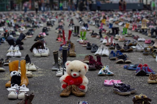 Van der Most, bombardmanlarn durmasnn "bar ya da adalet" anlamna gelmediini belirterek, "Ne tr bir anlama olursa olsun, Filistin'in igali ve smrgeletirilmesi sona ermeden asla adalet gelmeyecek. Bu nedenle Filistin tamamen zgr olana kadar eylem yapmaya devam edeceiz." eklinde konutu.