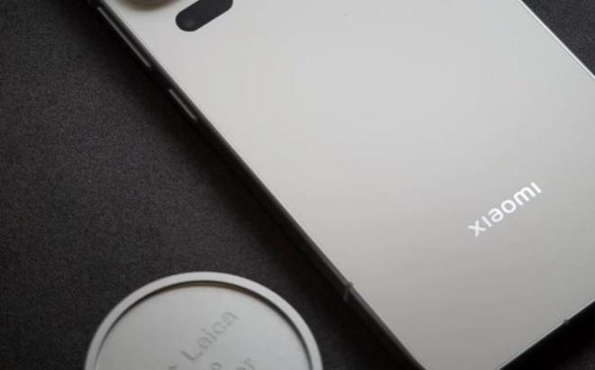 <h2 class="gallery-item-title">XOM 17 ULTRA ZELLKLER</h2>                <p>Xiaomi 17 Pro Max, Xiaomi'nin bugne kadarki en iddial amiral gemisi; Apple ve Samsung gibi devlerle dorudan rekabet etmek zere tasarland. Cihaz, Snapdragon 8 Elite Gen 5 ilemci, 7.500 mAh dev batarya, Leica destekli kamera sistemi ve hatta arka tarafta ikinci bir ekran ile geliyor.<br><br>Xiaomi, 17 Pro Max modelini hem cesur hem de sofistike hissettirecek ekilde tasarlam. Gvde, n ve arka yzde Dragon Crystal Glass 3 kullanrken, erevede alminyum (ya da alam) tercih edilmi. Bu sayede arya kamadan premium bir grnm yakalanm.<br></p>