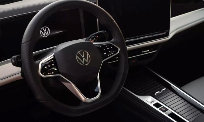 <strong>LED DETAYLAR NE IKIYOR</strong><br><br>n ksmda LED erit difzr ve farlar birbirine balarken, aydnlatmal VW logolar Passat'a annda fark edilebilir klyor. IQ k matrisi farlar gerek zamanl olarak trafie uyum salarken, sper krmz yzey LED arka lambalar her geliin her gidi kadar gvenli olmasn salyor.