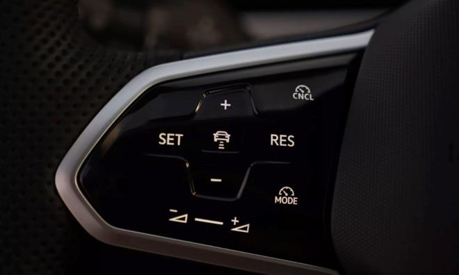 <strong>K MOTOR SEENE VAR</strong><br><br>1.5 TSI ve 2.0 TSI benzinli motor seenekleriyle sata sunulan Yeni Passat  donanm seviyesinden Katar'da sata sunuldu. ki motor gamnda da 7 ileri DSG anzman bulunuyor.