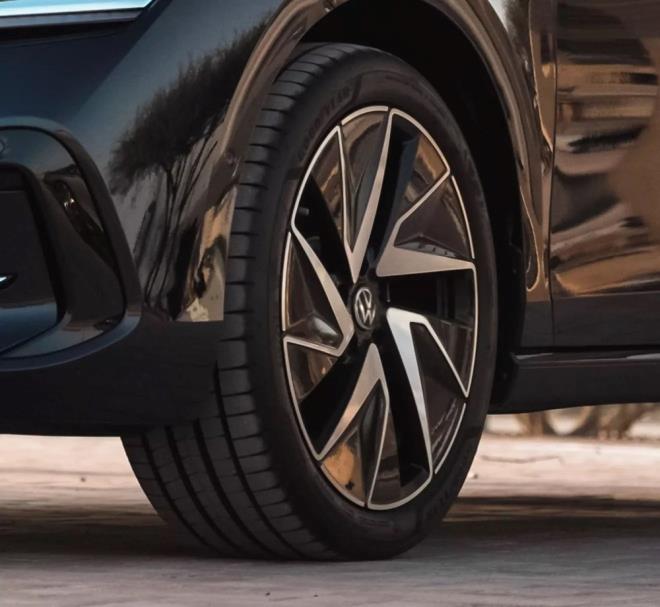 Passat, varln tamamlamak iin eitli iddial kaplama seenekleriyle sunuluyor.