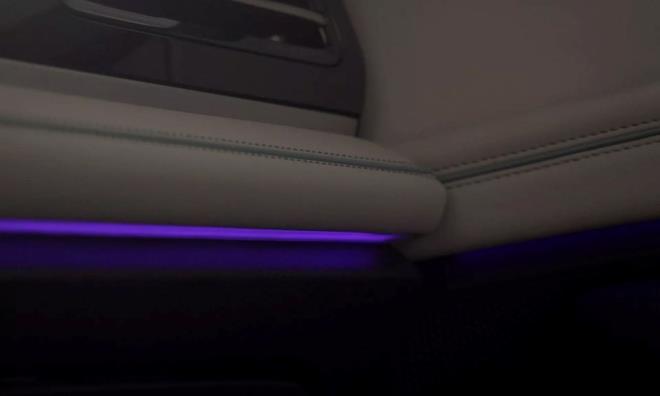 Deneyimi daha da st seviyeye tayan birinci snf detaylar arata yer alyor. Panoramik cam tavan kabine k getiriyor, 30 renkli ortam aydnlatmas ruh halinizi belirliyor ve&nbsp; altrma/durdurma zellikli anahtarsz eriim, uzaktan motor altrma ve kolay alan bagaj kapa zahmetsiz bir rahatlk salyor.