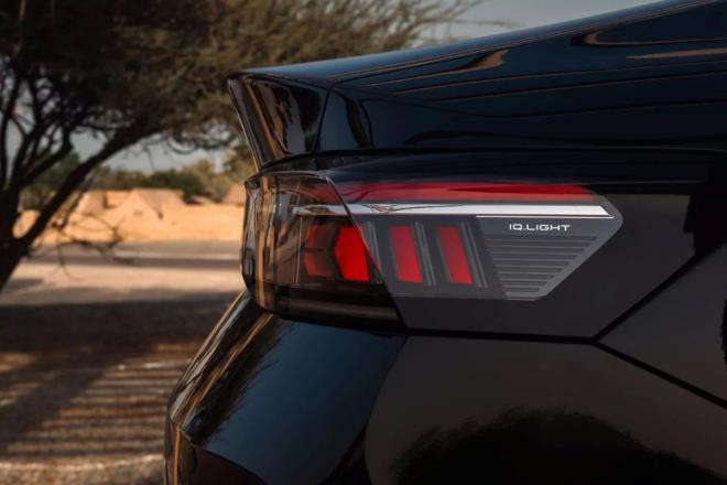 Saf beyaz, grenadilla siyah, bambus grisi, brtlen, en koyu okyanus mavisi ve gm yaprak her biri tasarm kendine zg karakteriyle ne karyor.