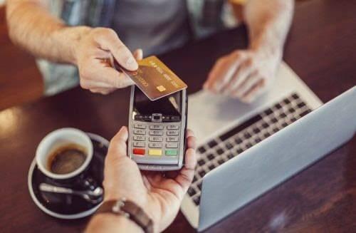 Finans uzmanlar, bu tr uyarlarn birka farkl sebeple ortaya kabileceini belirtiyor. Bunlarn banda, kartn manyetik alannda veya ipinde oluan fiziksel bir arza, POS cihazndaki geici balant hatalar ya da banka sistemlerindeki younluk geliyor.