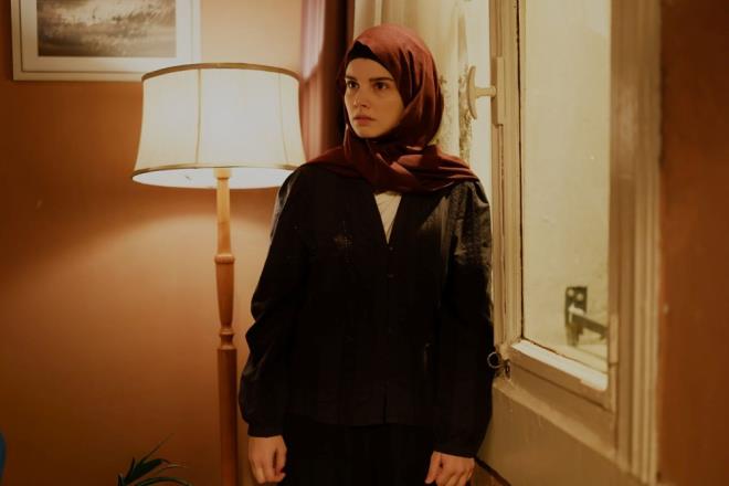 Azize ise kardei Zeliha'y Ayhan Hoca'nn etkisinden kurtarmaya alrken; evine snan Melis yznden Hametlerle uramak zorunda kalr.