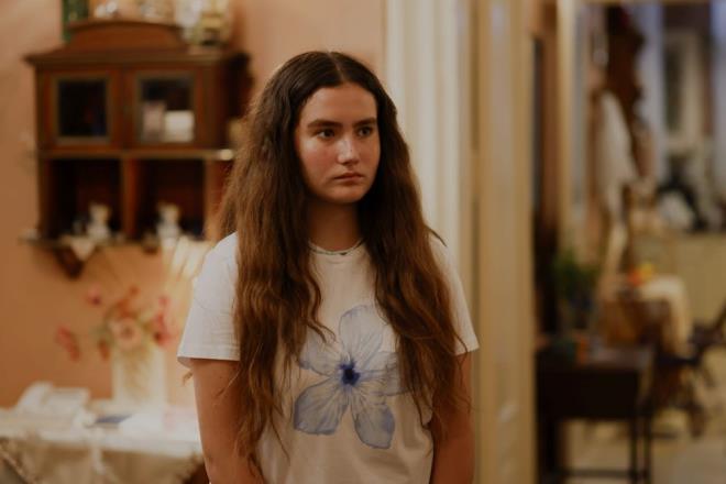 Senaryosunu Selin Arapkirli, Ramazan Demirli, zgr Aaolu ve Elif Hamamc'dan oluan senaryo grubunun kaleme ald Sahipsizler'in ynetmen koltuunda Cem Karc oturuyor.