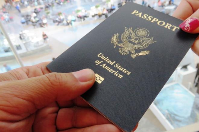 <p>Henley Pasaport Endeksi, 20 yllk tarihinde ilk kez ABD pasaportunu dnyann en gl 10 pasaportu listesinin dnda brakt.</p>  <p>Asya lkeleri sralamann zirvesine yerleti. Singapur 193 lkeye vizesiz eriim ile ilk srada. Onu 190 lke ile Gney Kore ve 189 lke ile Japonya takip ediyor.</p>  <p>ABD ise, Malezya ile birlikte 180 lkeye vizesiz eriimle listenin 12. srasnda yer ald.</p>